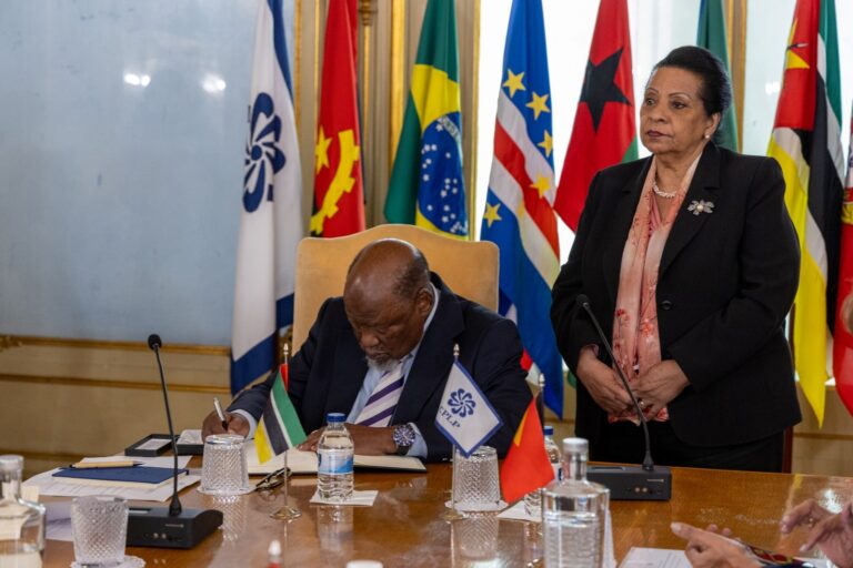 joaquim-chissano-visitou-sede-da-cplp_55589894811_o